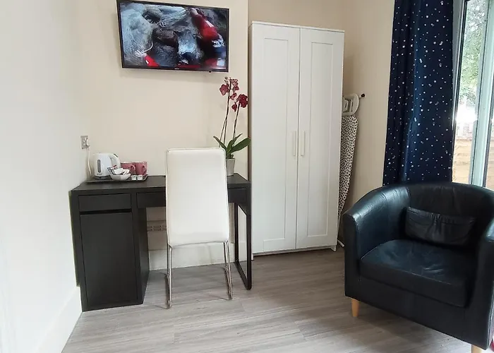 The Oak Studio -Self Contained One Bed Studio Flat