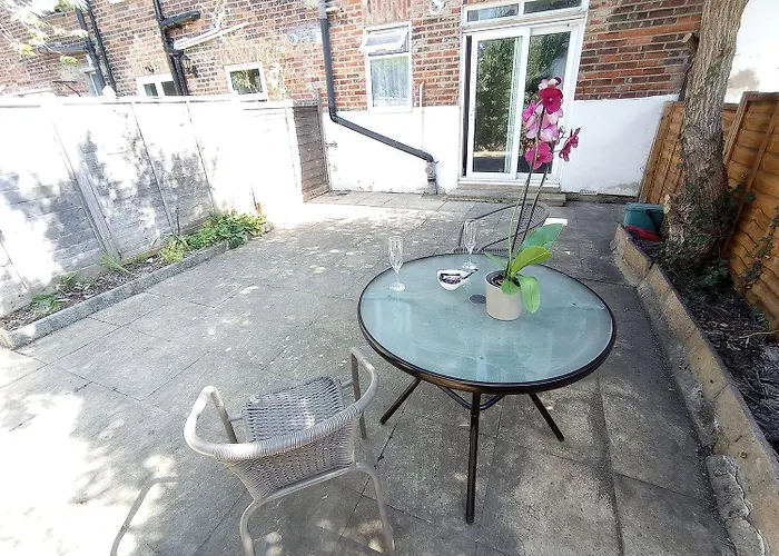 The Oak Studio -Self Contained One Bed Studio Flat